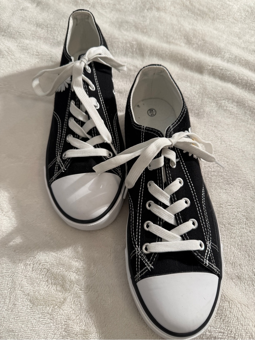 Black Canvas Low Top Daisy Embroidered Sneakers Lace Up Women’s Size 11